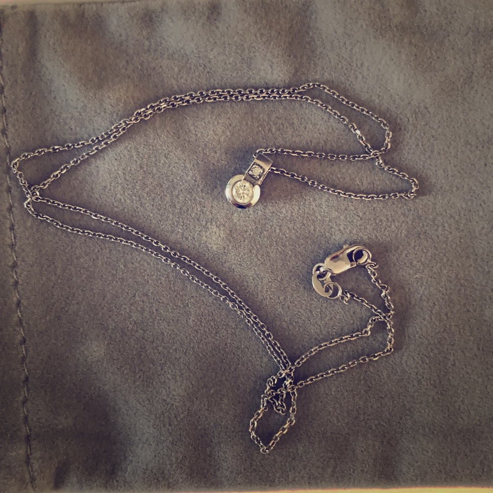 Beautiful bezeled Diamond necklace•White Gold•